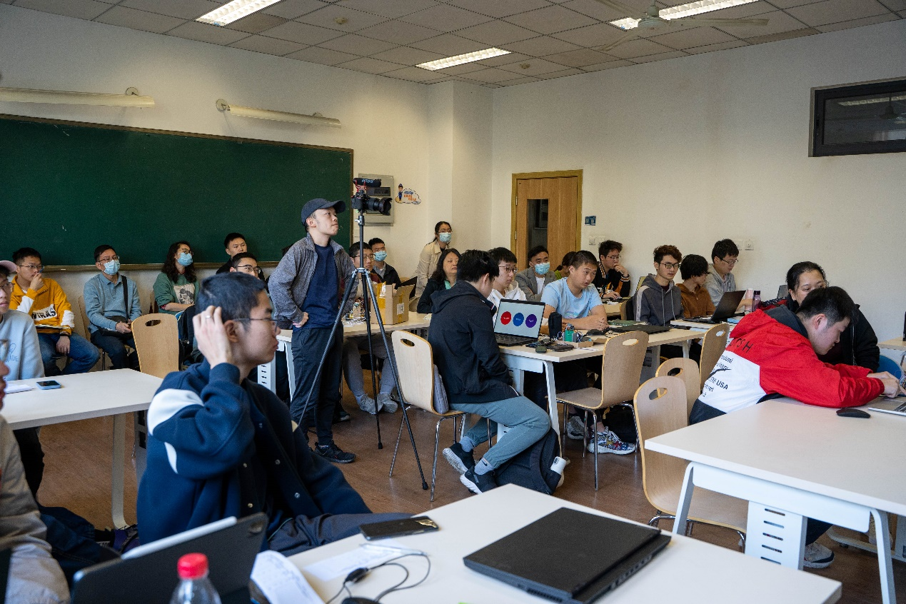 外国语学院胡杰辉教授、信通学院阎波教授做客教学工作坊开展课程观摩