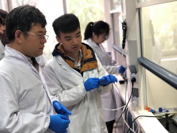 王志明和成电杰出学生童鑫.jpg 王志明和成电杰出学生童鑫.jpg