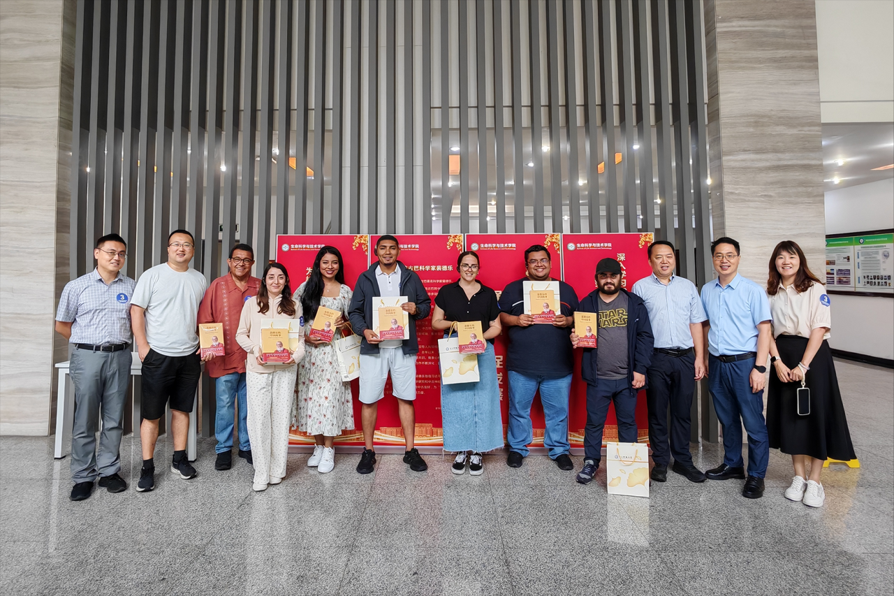 拉美17国记者组团参访电子科大