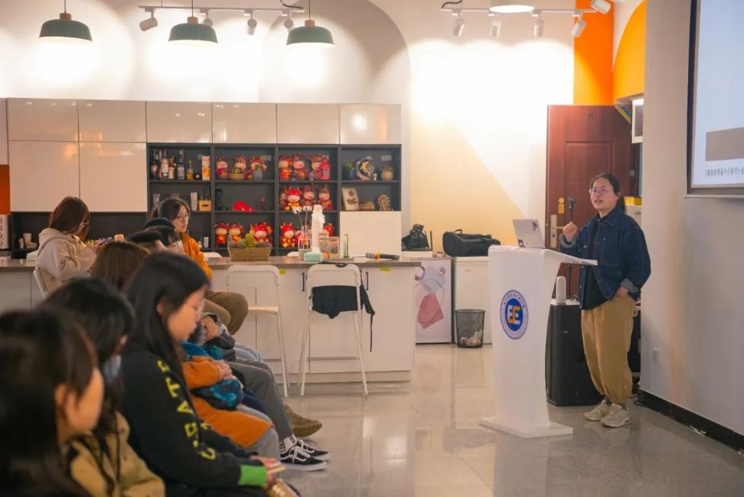 校园艺术沙龙带领学子赏析艺术之美