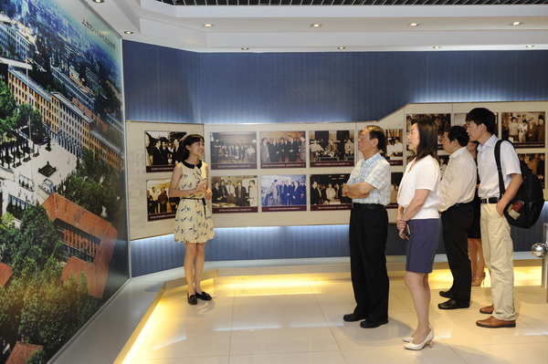 北京曹雪芹学会会长胡德平一行来校访问