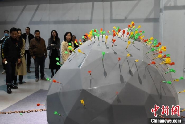 图为展厅内的大型艺术装置吸引参观者围观。　周毅 摄