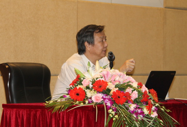 全国政协委员卢中原做客“成电讲坛”分析宏观经济形势