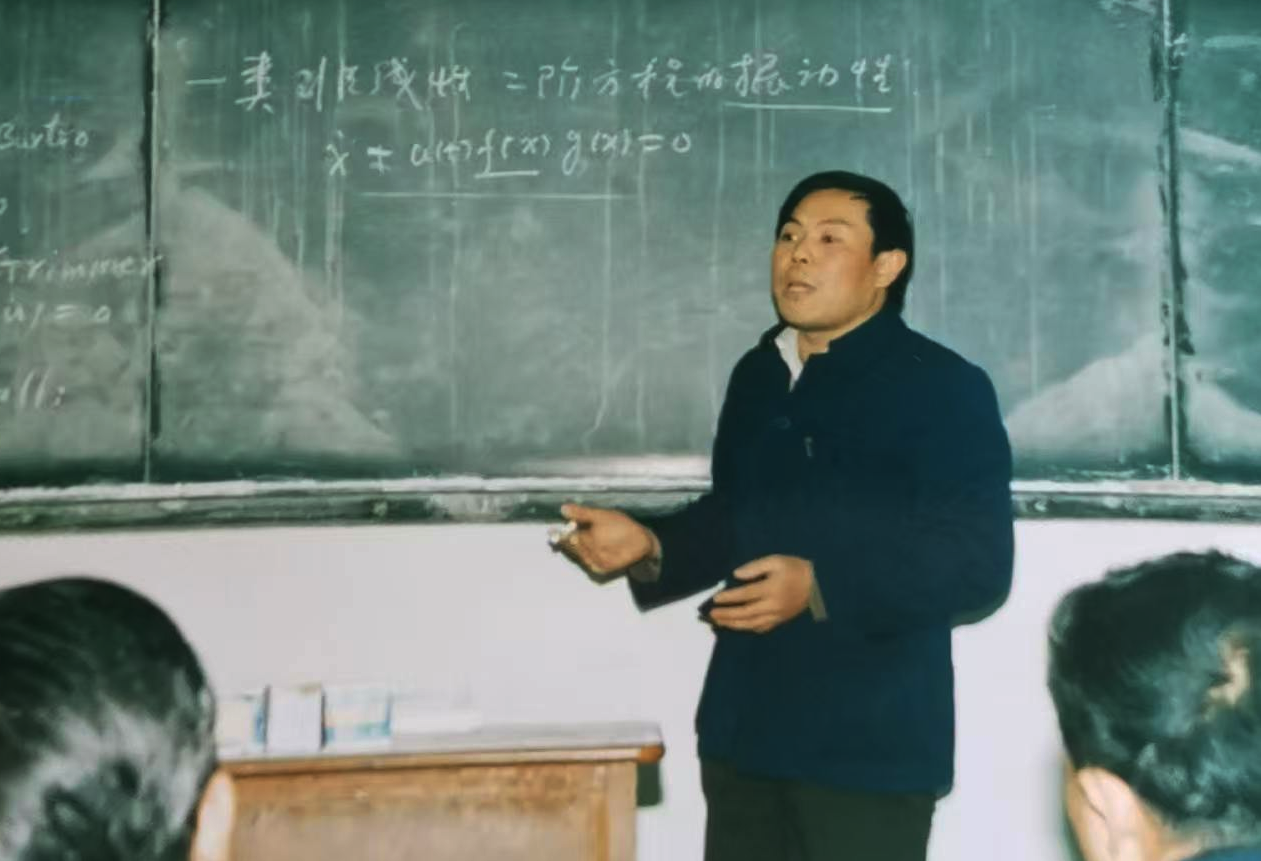 【成电拾光】钟守铭教授：把热爱献给数学 用赤诚照亮讲台