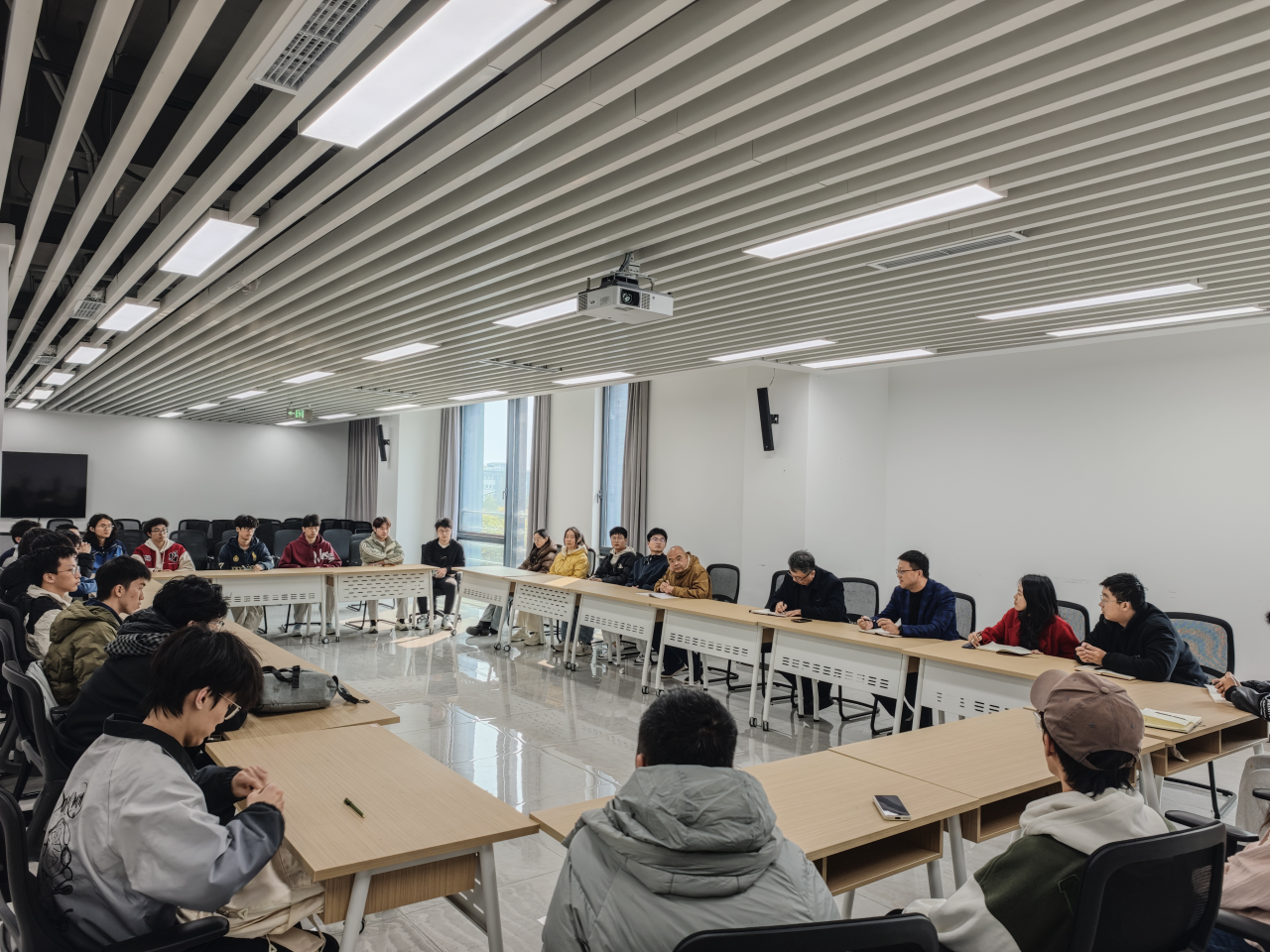 自动化学院召开师生座谈会