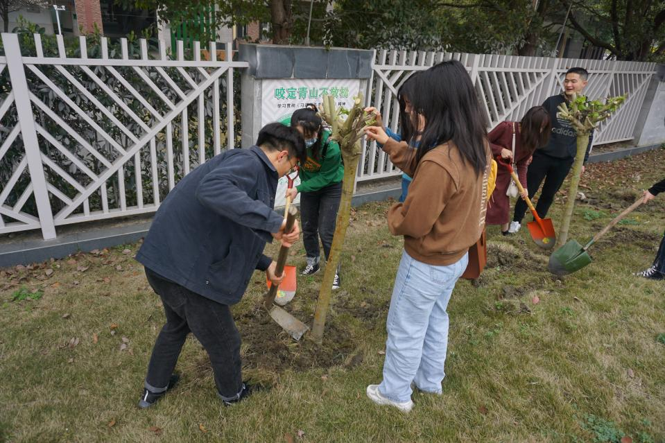 研究生劳育提升坊“约会春天，拥抱绿色”植树活动举行