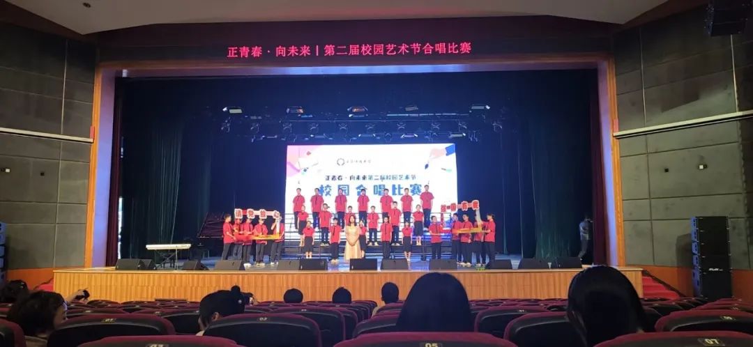 动人和声歌颂青春 校园艺术节合唱比赛举行