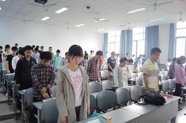 我校师生为芦山地震遇难同胞默哀