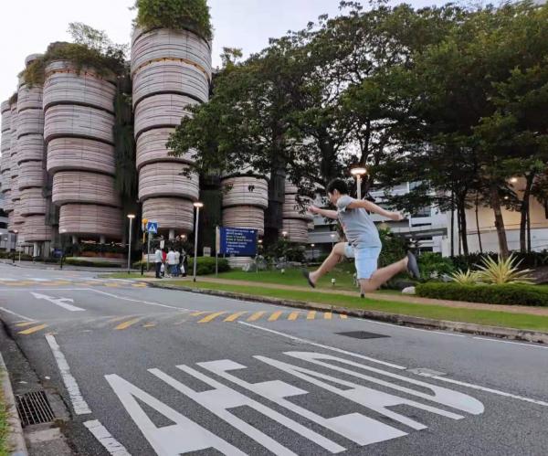 5. 个人照片(在NTU的hive前).jpg 5. 个人照片(在NTU的hive前).jpg