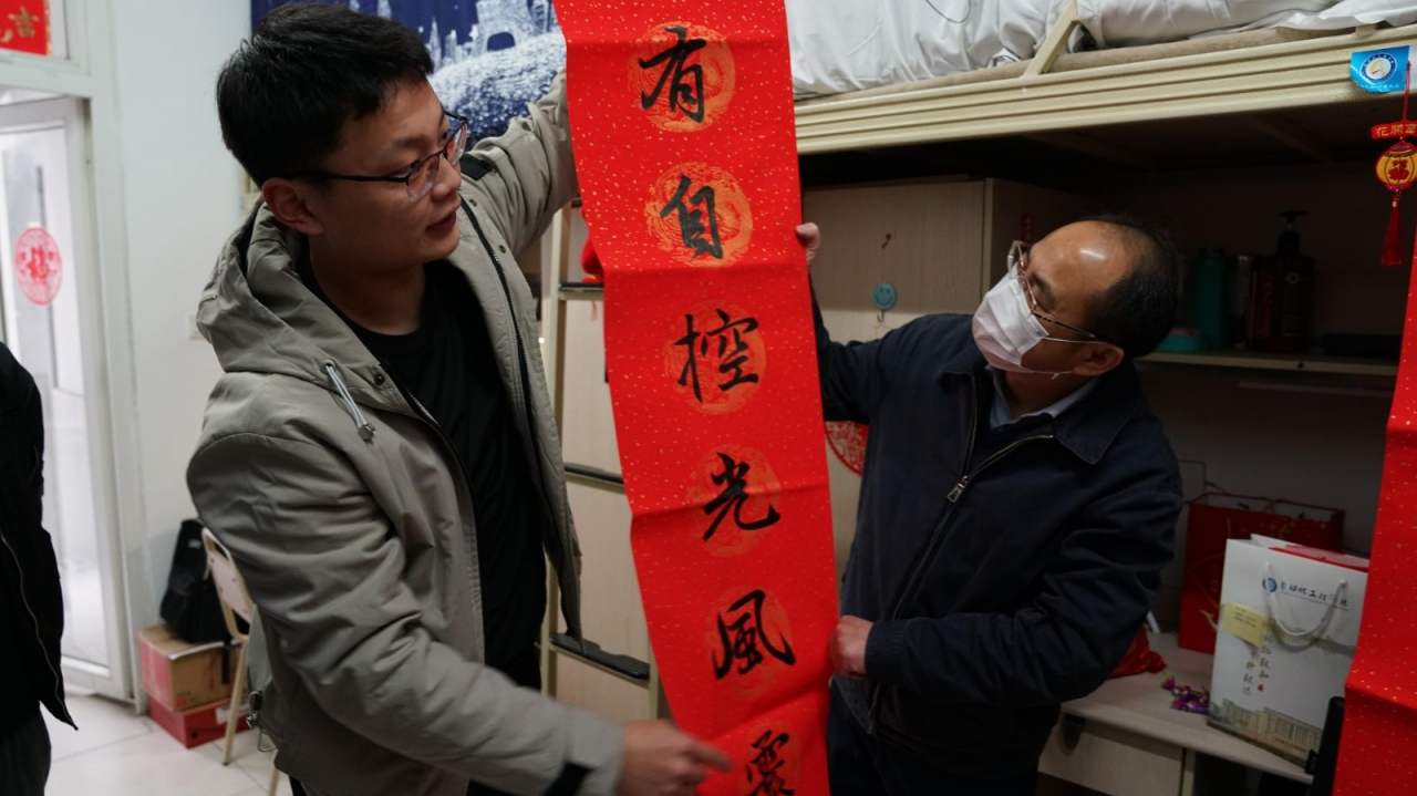 05-赠春联.jpg 9166c2257b1380babdd6a2239eef991a.jpg