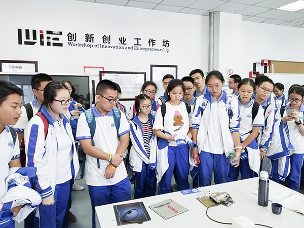 成都七中高二学子来经管学院参观