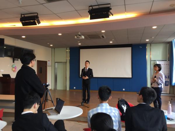 学生在课堂中进行即兴辩论.jpg 学生在课堂中进行即兴辩论.jpg