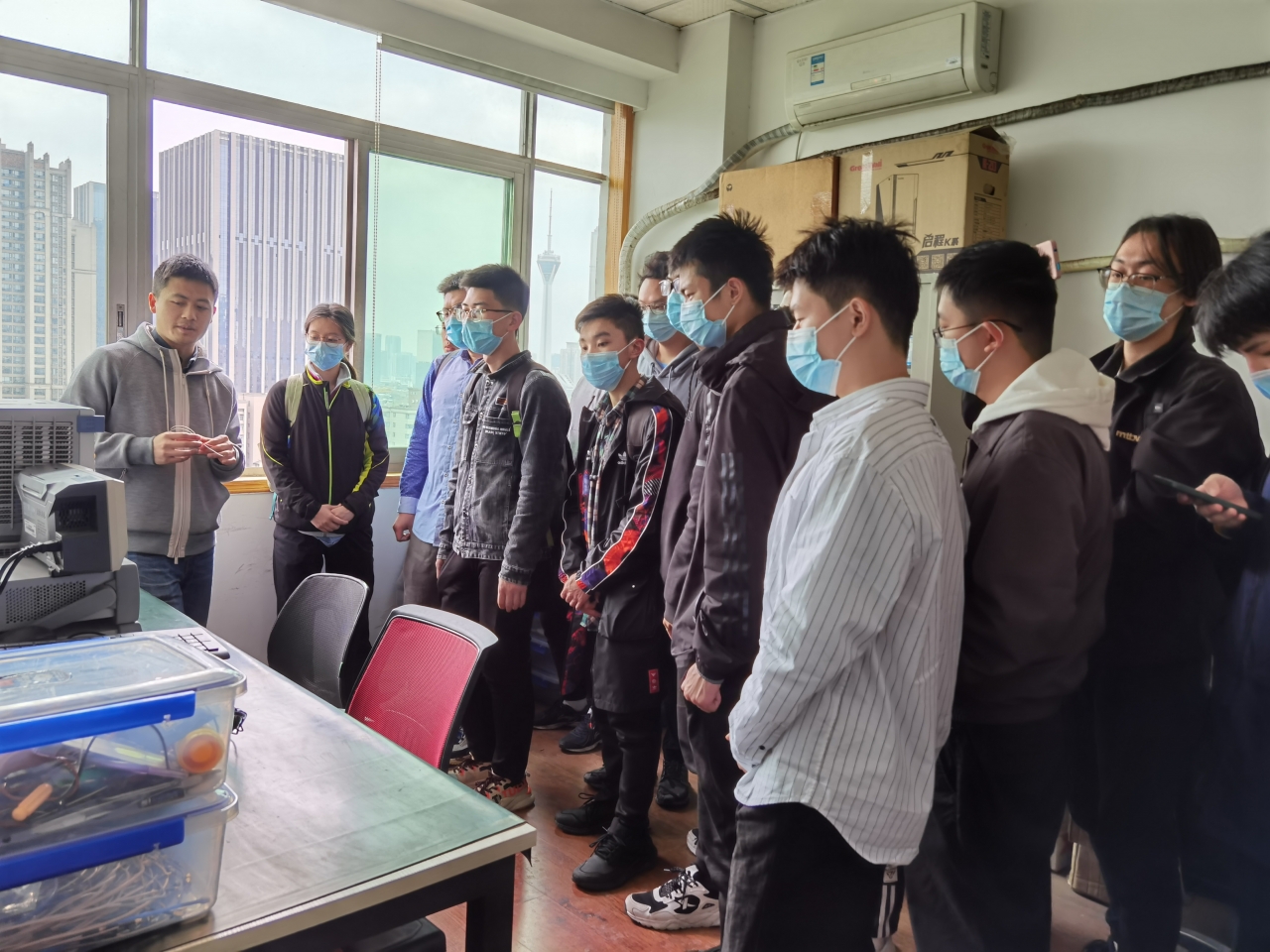 英才实验学院开展“鸿鹄”主题实验室参观系列活动