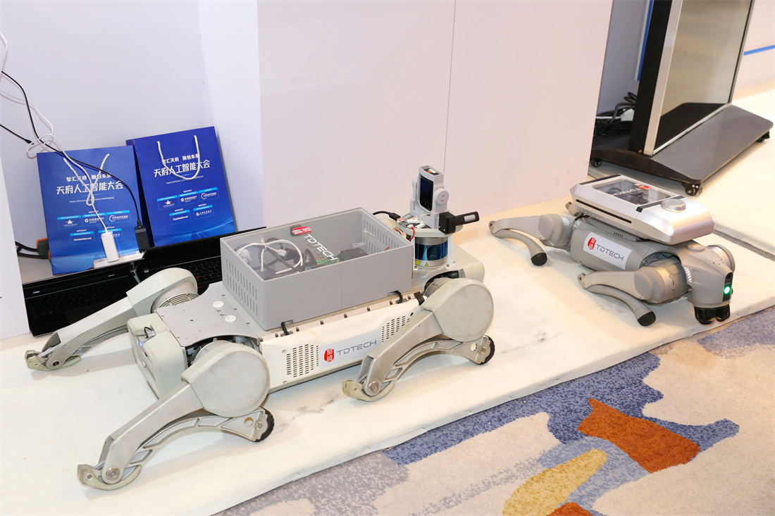 搭载了鼎桥机器人大脑的“机器狗”2.jpg 搭载了鼎桥机器人大脑的“机器狗”2.jpg