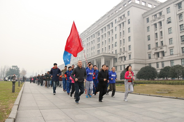 1800余名师生参加两校区环校健身跑暨学生阳光体育活动