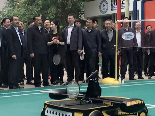 学院优秀学生代表黄山为李克强总理介绍创业产品.jpg 学院优秀学生代表黄山为李克强总理介绍创业产品.jpg