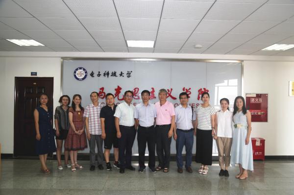 18马克思主义学院基础支部委员会集体照.jpg 18马克思主义学院基础支部委员会集体照.jpg