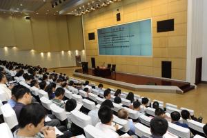 学校召开中层干部会议