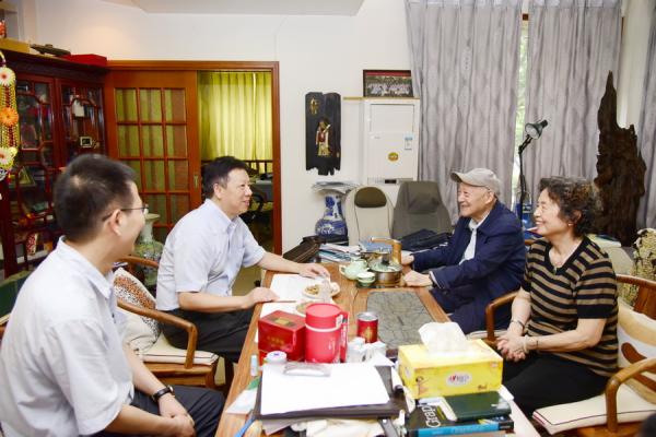 【老师 节日好】校领导看望慰问教师代表