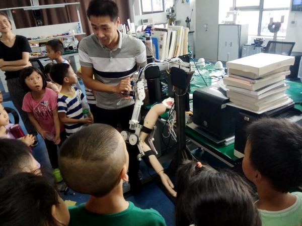 机器人3.jpg 94c8ace0a1ec2ddd76c6cfa1aa4772c4.jpg