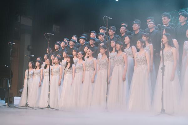 【毕业季】歌声婉转赞祖国  旋律悠扬送同窗