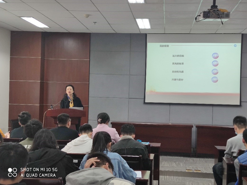 校领导为数学学院学子讲授思政课