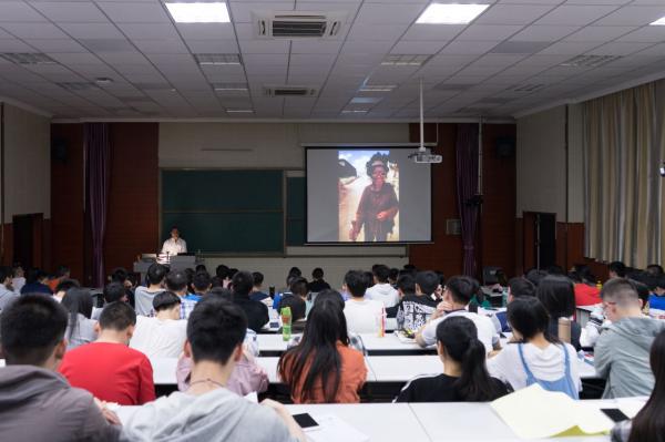 普利策奖得主Kaplan教授做客“大师课” 讲授“镜头下的世界和人生”