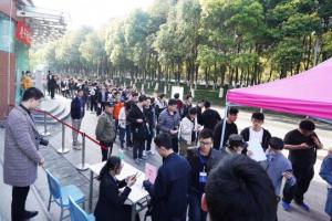电子科大举行春季双选会 257家企业来校揽才