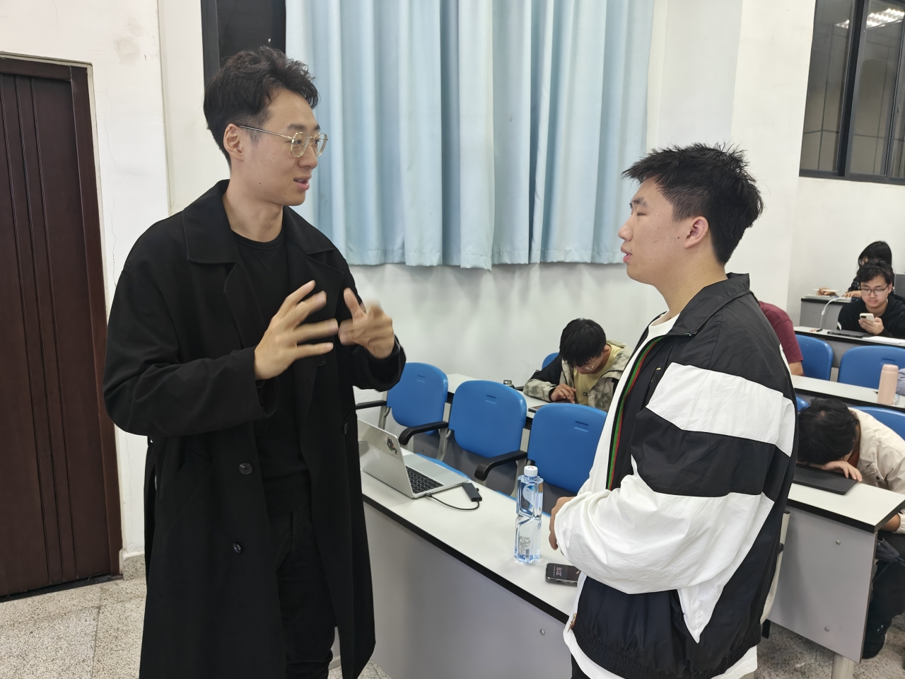 华为专家李解老师和学生 蒋韵哲的课堂交流.jpg 974180a172c63c1a3350e7f76b5bed9d.jpg