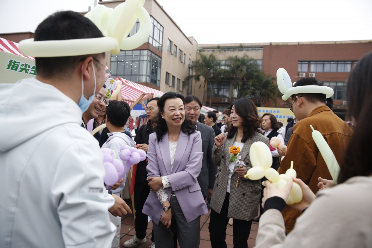 学校举行2024年5·25心理健康文化月开幕式暨院级心育活动展
