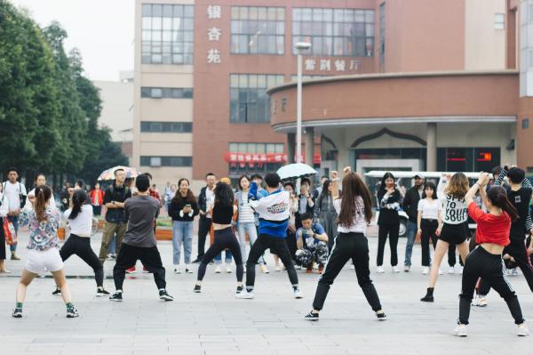 “秋意浓·校园艺术沙龙”平添校园秋色