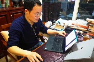 万群：培养“整体性思维”   让复杂理论“返璞归真”