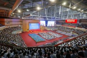 学校隆重举行2017级新生开学典礼