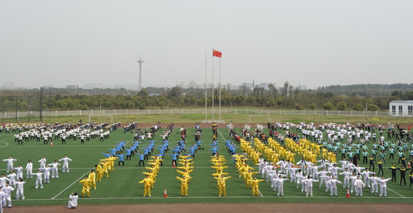 千人齐打八段锦喜迎"三八"节