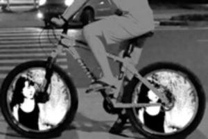 成都晚报：工科男如何向“女神”示爱？电子科大学生发明“表白神器”