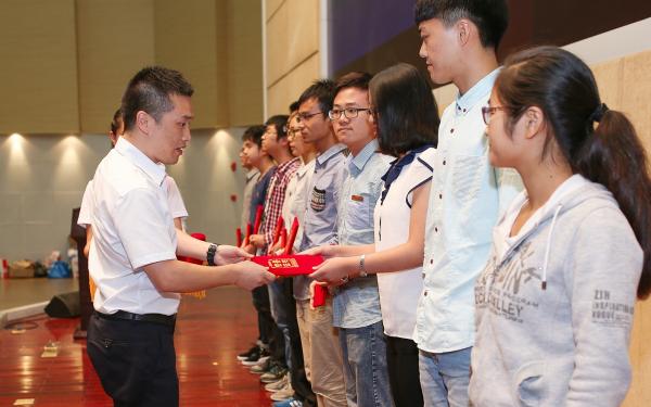 成电校友及校友企业代表颁发奖助学金助力学子梦