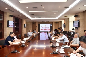 学校党委理论学习中心组（扩大）专题学习社会主义革命和建设时期历史