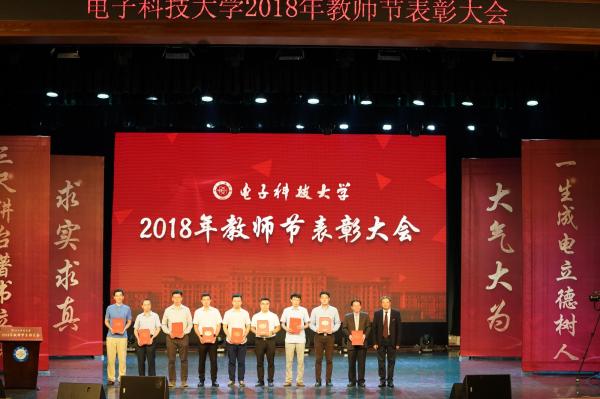 杨晓波颁奖04.jpg 杨晓波颁奖04.jpg