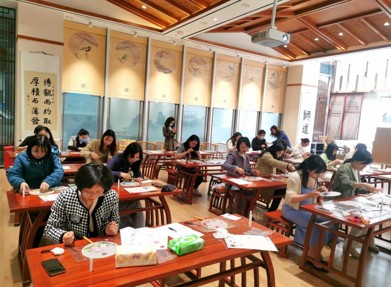 自动化学院举行“春意盎然，花样人生”压花团扇制作活动