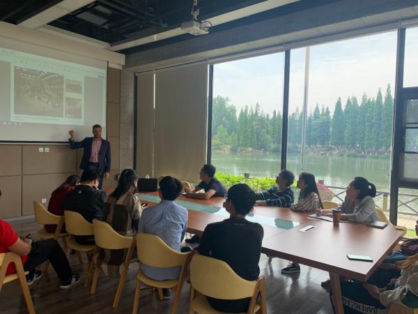 欧洲大学遗产学会主席访问电子科技博物馆