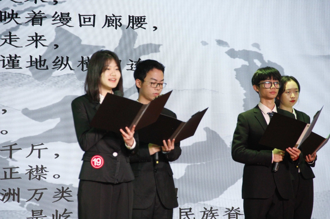 朗诵19 特写3.jpg 9b8471050f37e71a6353991164171f49_c608a.j