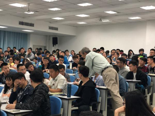 诺奖得主Richard教授为成电学子讲授大师课