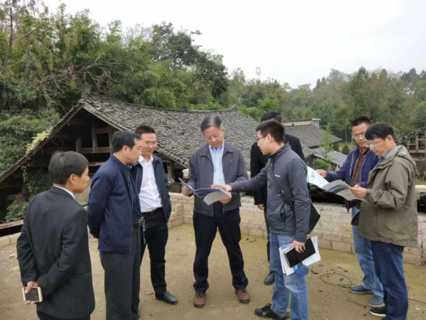 01-王亚非书记在贫困户郑尔军屋顶现场考察.png 01-王亚非书记在贫困户郑尔军屋顶现场考察.png