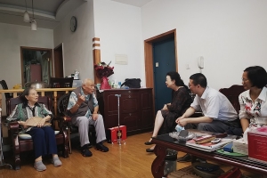 学校看望慰问抗战老同志