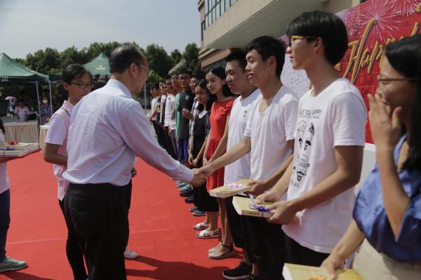 《成电情缘》讲述校友及其家庭与成电的特别情缘