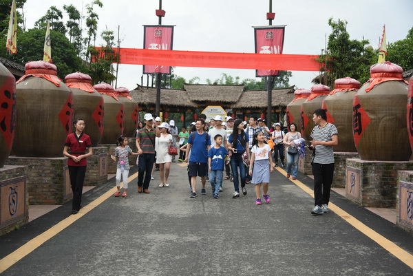 学校举行青年教职工结婚十周年庆典活动