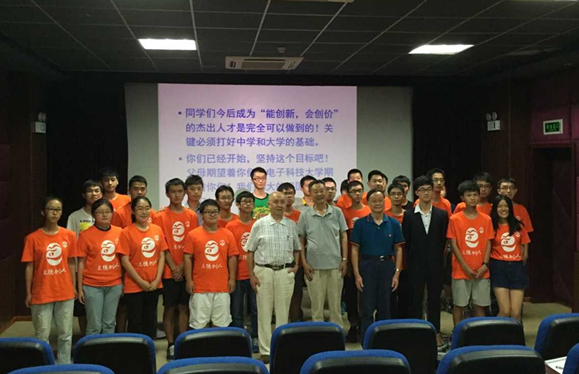 省老科协科普宣讲团查有梁教授与微固学子分享钱学森成才之路