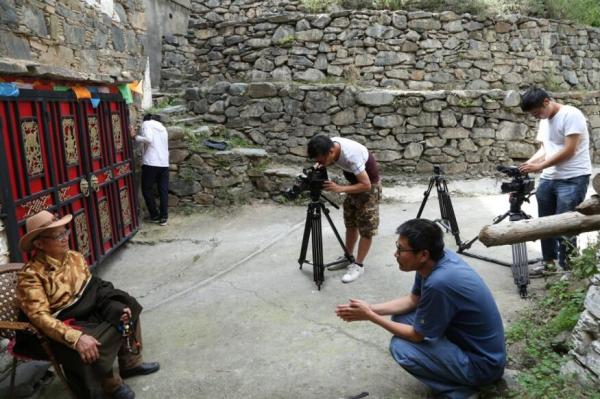 我校教师主持的《中国节日影像志·嘉绒藏族看花节》开机拍摄