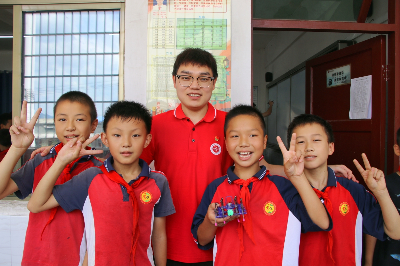 在岑巩为孩子上课.jpg 在岑巩为孩子上课.jpg