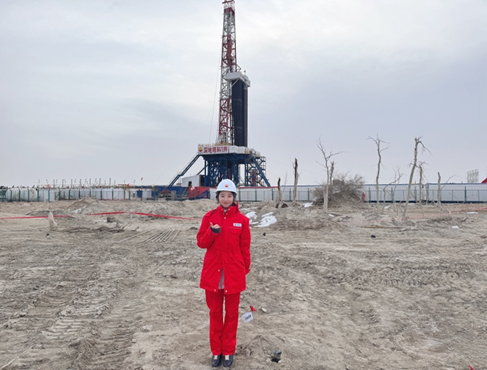 宗晶晶与“深地塔科1井”合影.png